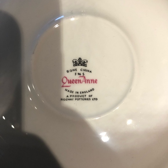 Set of two! Vintage Queen Anne “Ring of Roses” Bone China Cup and Saucer - 8186 - Picture 7 of 8